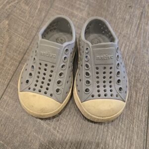 Native Kids Water Shoes - Gray and Tan